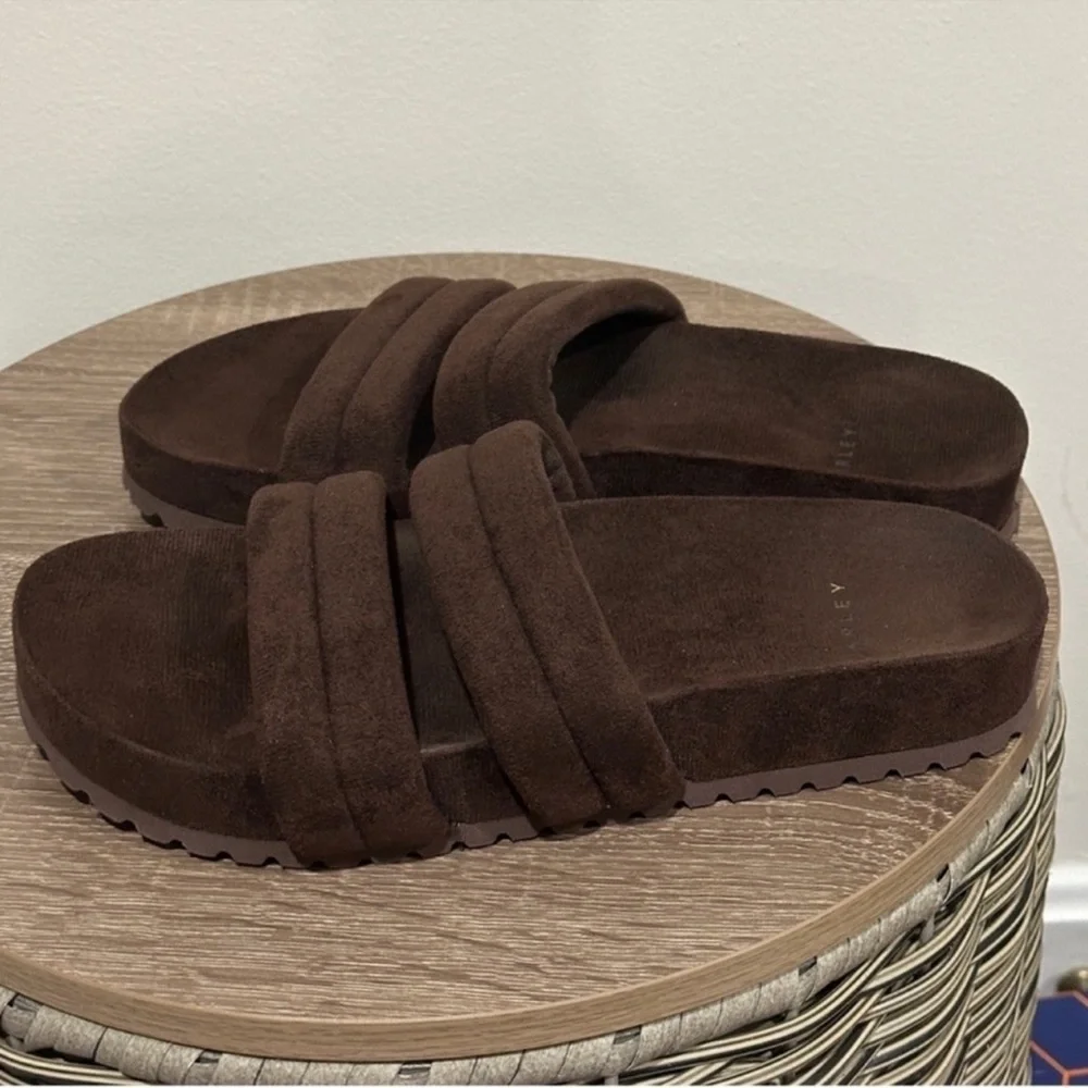 Varley Giles Quilted Suede Slides 2.0 - Picture 3 of 6